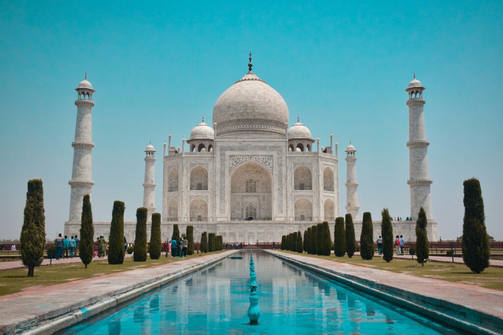 The main thoroughfare and pools leading to the Taj Mahal