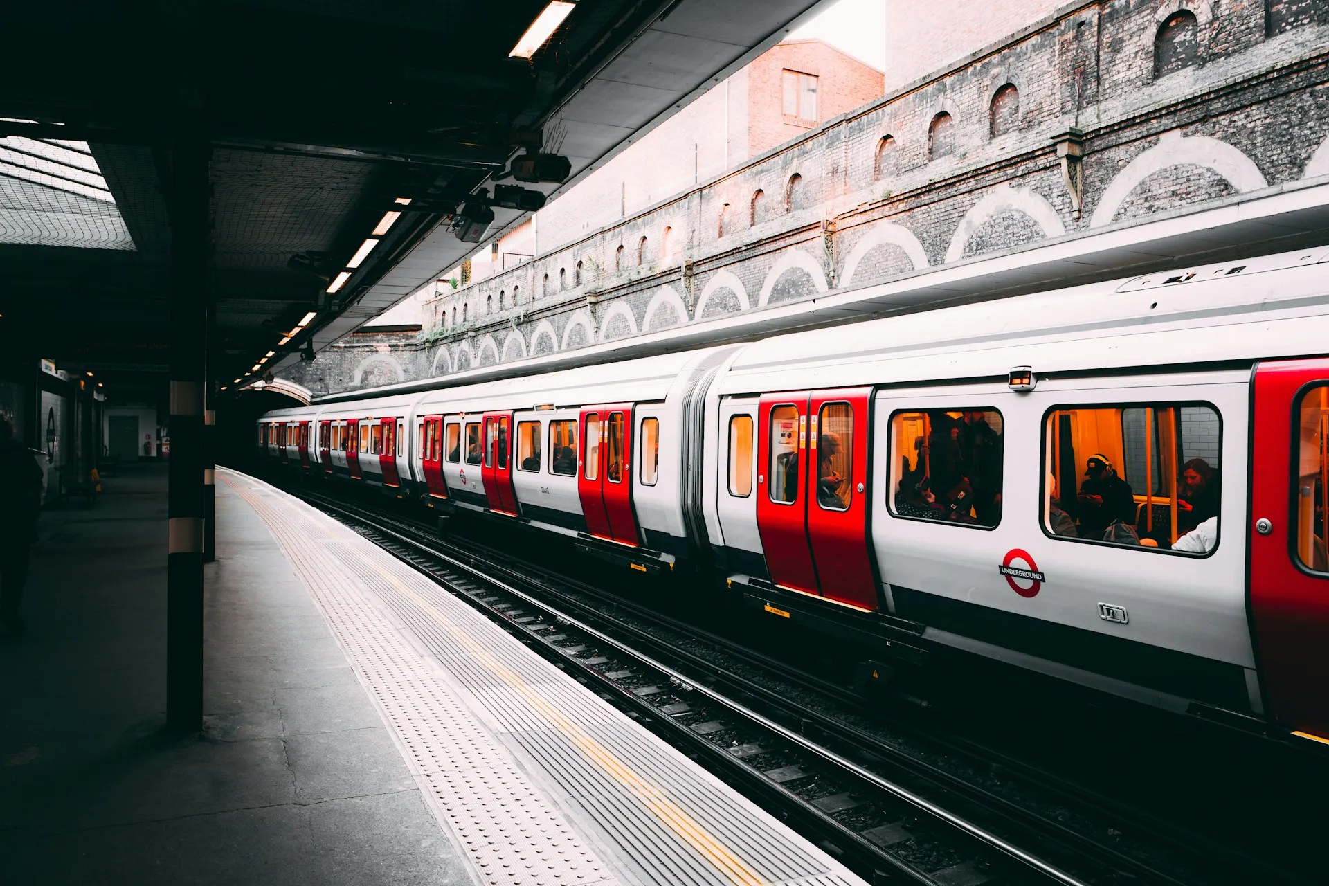 Car vs Train – Which is the Cheapest & Fastest Way to the Airport?